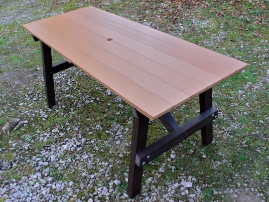 Thames Table - recycled plastic wood/mixed plastic base